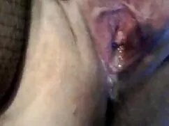彼女のお尻を突き破った彼女のズボンの穴を ...