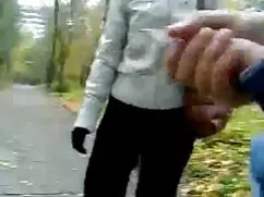 人々は裏庭で柔らかい打撃の仕事の後、茶色 ...