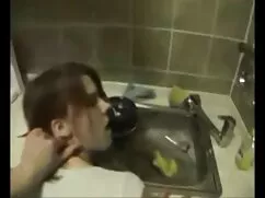 甘い小さなおっぱいは朝起きて、パートナー ...