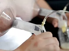 このジューシーなブロンドは午前中に楽しい ...