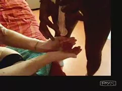 ブラジル人はソファの上で叩いて、彼のガー ...