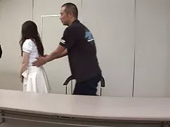 短い髪のタイツを持つ女の子は、男が彼の口 ...