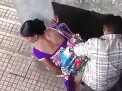 プールでの楽しみのSwingers アダ ...