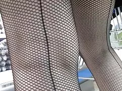 女性の大きなお尻は、自分の服を脱ぐ、天然 ...