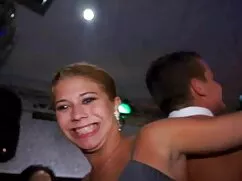 ブロンドは彼女に乗るために入れ墨を得るた ...