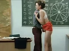 男はカバーのガールフレンドからガラス瓶を ...