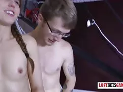 男は彼のタイトなお尻をたわごとに夫のよう ...
