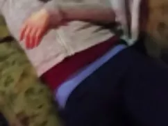 女の子のカップルは、ビデオを本物にしたい ...