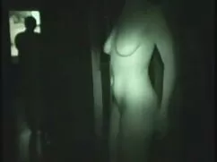 男は庭で女の子とのトレーニングセッション ...