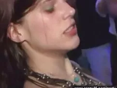 ソファの上に別の位置に年上の女性に叩いて ...