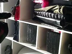 ソファの上に友人のお尻でピンクのディック ...
