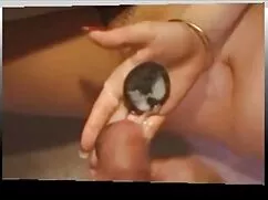 異なる位置に黒で細身のボディを持つ白人女 ...