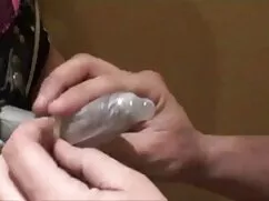 誰かがシース、鶏のための大きな脂肪の胸を ...