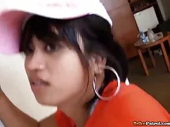 大きなネジで女の子の肛門を引っ張ってロシ ...