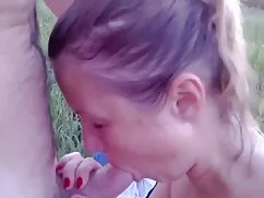 マッサージ師は、テーブルの上に彼女の膣に ...