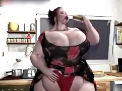 日焼けした革の水着を着た茶色の髪の女の子 ...