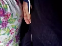看護師は白いセーターのギターを着ています ...