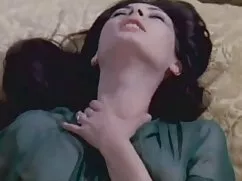 空のオフィスで膣セックスマシンに座って大 ...
