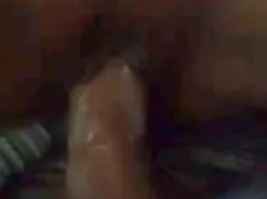 十代の女の子は赤いパンティーを着て成熟し ...