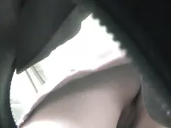 姉妹レズビアンの短い髪を受け入れる顔に顔 ...