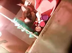 美しい女性はゆっくりとレンズの前でシャツ ...