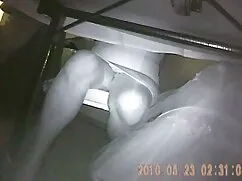 台所のテーブルの上に茶色の服を着て守るた ...