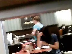 大きな木を持つ二つの尾を持つ二つの黒の人 ...